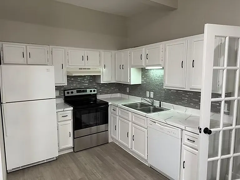 320 S Florence Ave — Photo 9