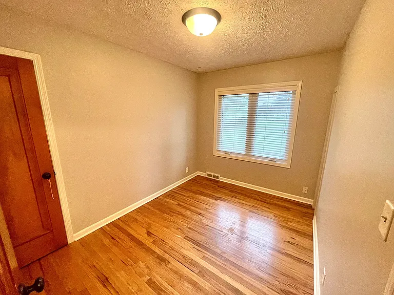 6464 William St — Photo 7
