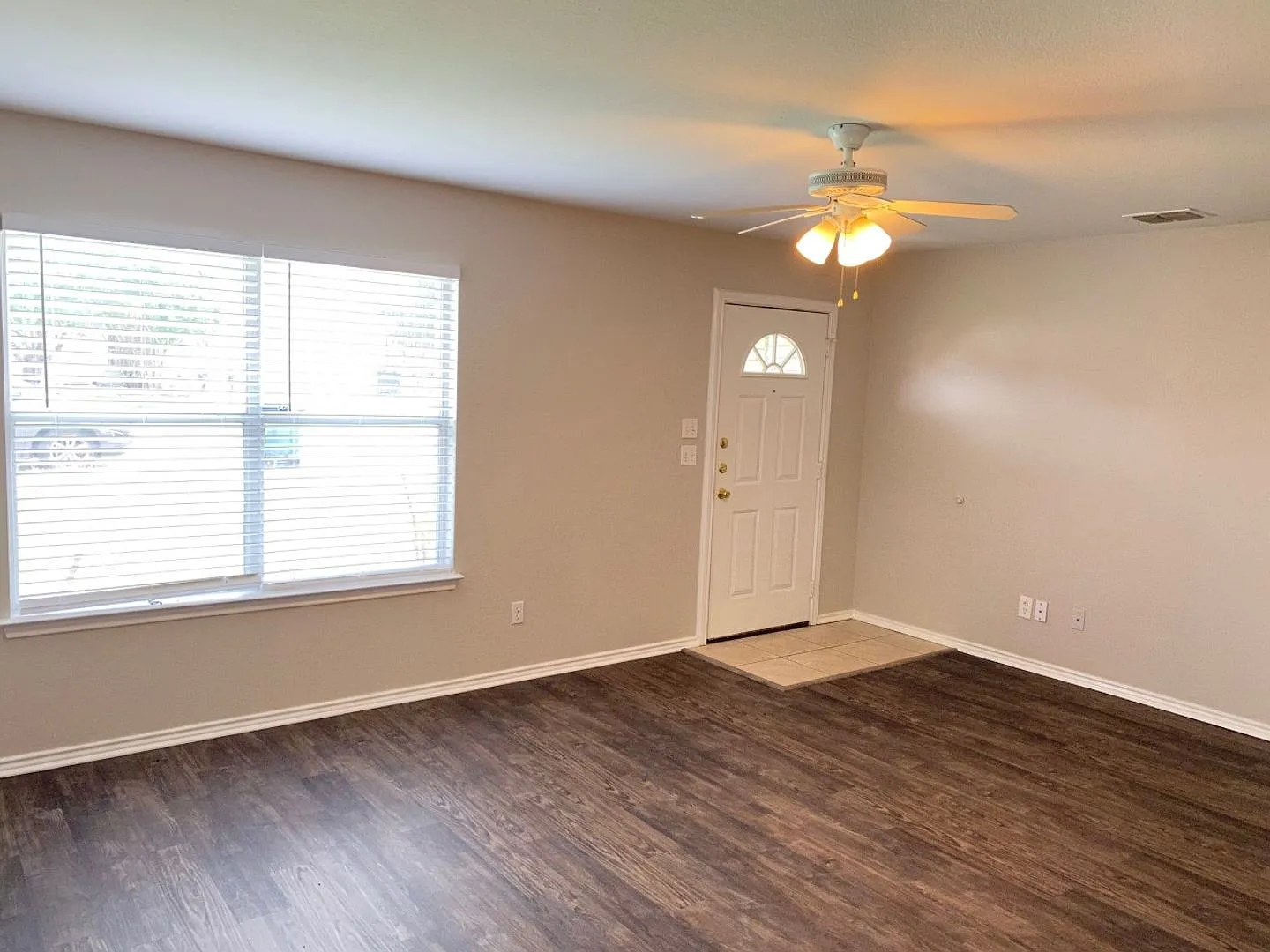 New Braunfels 3 Bedroom Single Story Duplex Available NOW! — Photo 2