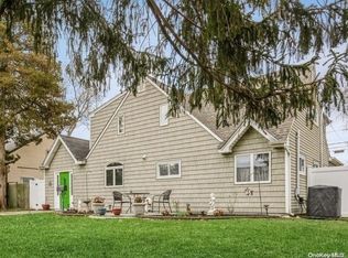 76 Elm Dr N, Levittown, NY 11756