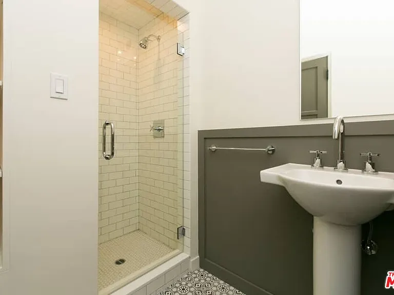 1136 S Hayworth Ave — Photo 22