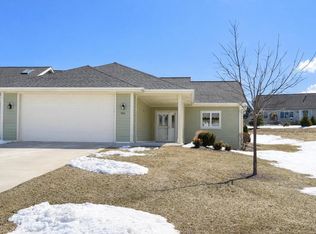 901 Hawthorne Ct, Manitowoc, WI 54220