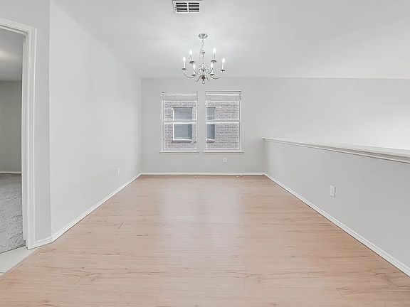 3rd image of 329 Highland Glen Dr