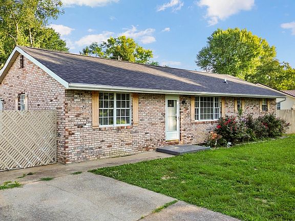 3rd image of 300 Oak Grove Ln