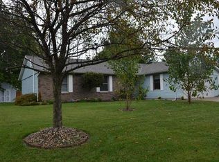 325 Nottingham Ln, Highland, IL 62249