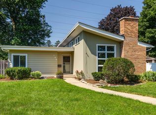 159 Woodland Rd, Libertyville, IL 60048