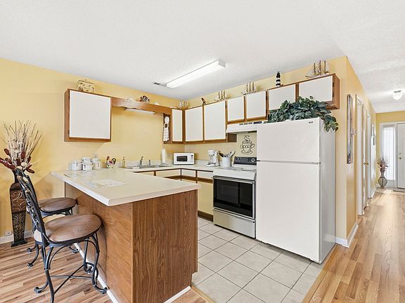 5th image of 500 Fairway Village Dr. #4-F
