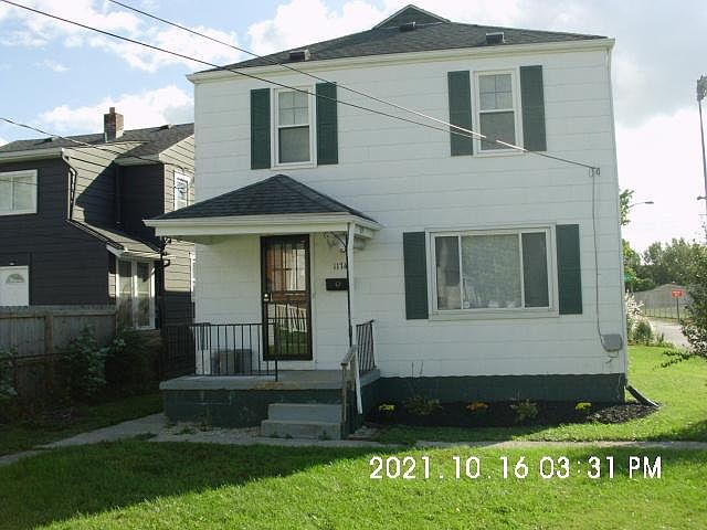 Charming half double, private entrance and small yard. On street parking