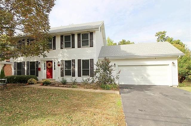 BEAUTIFUL Colonial 2 story home located in the heart of Glendale on .52 level acres.  WELCOME HOME!