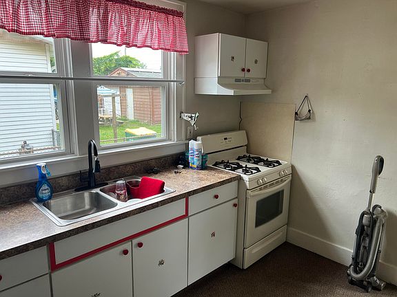 3rd image of 121 Kansas Ave