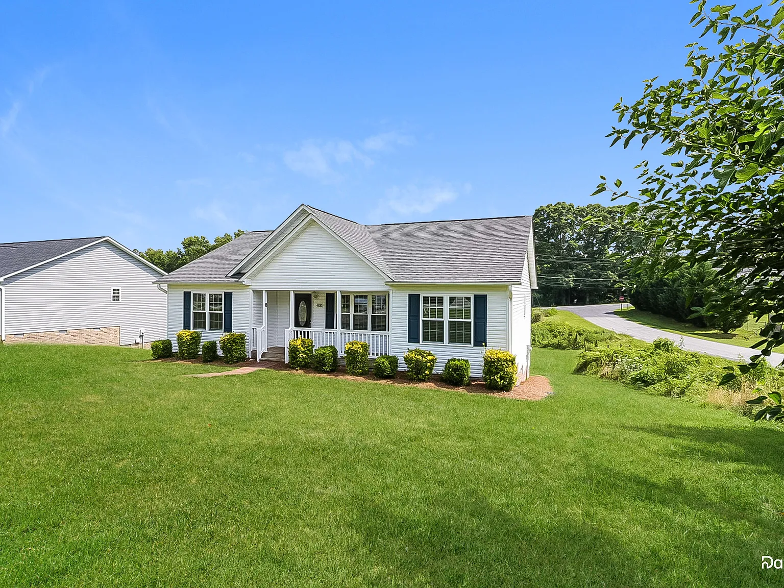 3 bed, 2.0 bath, 1372 sqft, $1,690 — Photo 2