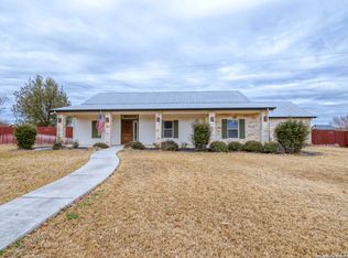 12 Victoria Pl, Uvalde, TX 78801