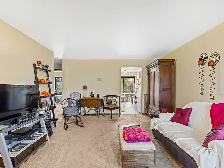 17235-83 W Greenfield Ave — Photo 11