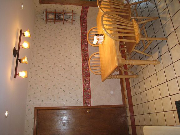 kitchen eating area
