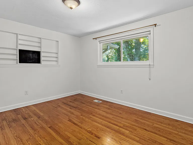 969 Henderson Ave — Photo 32