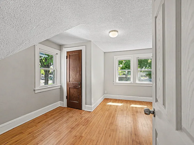 1411 Knox Ave N — Photo 13