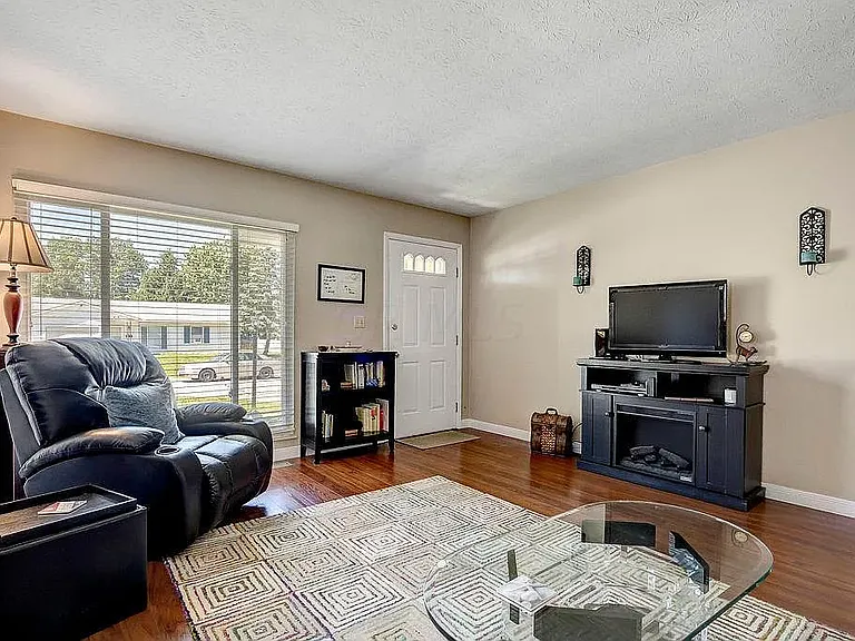 615 Palace Ln — Photo 2