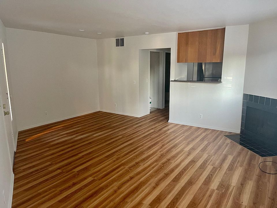 1st image of 4531 Woodman Ave