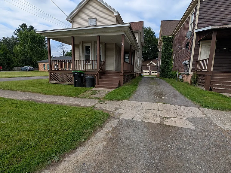 Driveway to offstreet parking