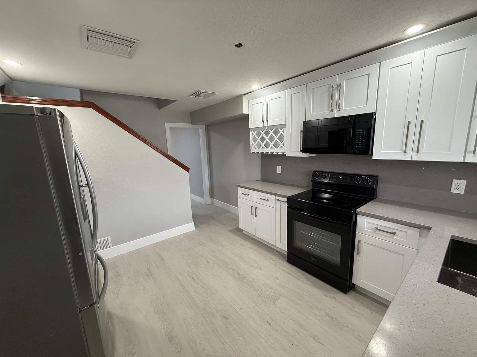 7035 Babcock Rd — Photo 1