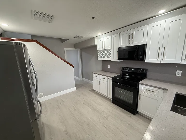 7035 Babcock Rd #B — Photo 1