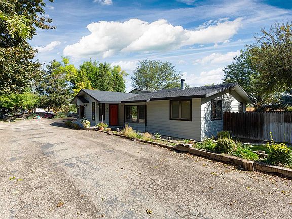 3rd image of 150 E Hubbard Rd