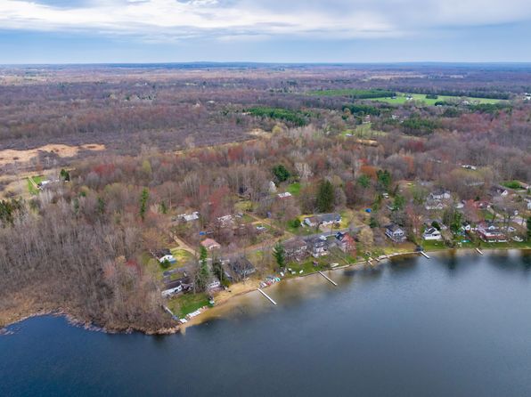 37842 Lake Shore Dr, Paw Paw, MI 49079