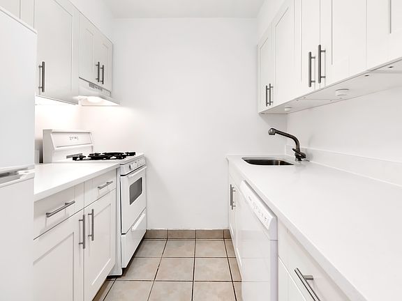 4th image of 250 W 15th St #F