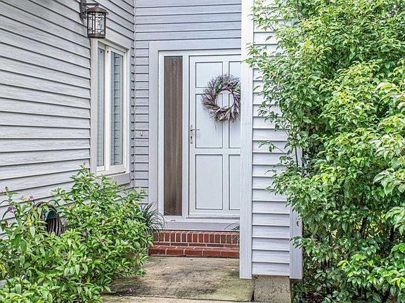 3rd image of 9722 Tiffany Oaks Ln #9722