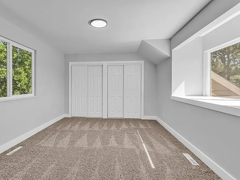 Masterbedroom (Upstairs)