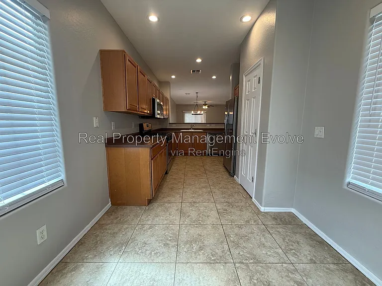 2513 W Woburn Ln — Photo 10