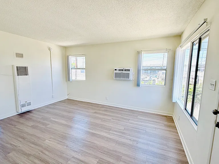 13635 Runnymede St #8 — Photo 1