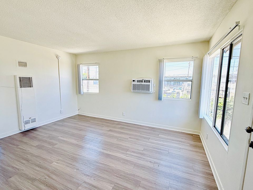 1st image of 13635 Runnymede St #8