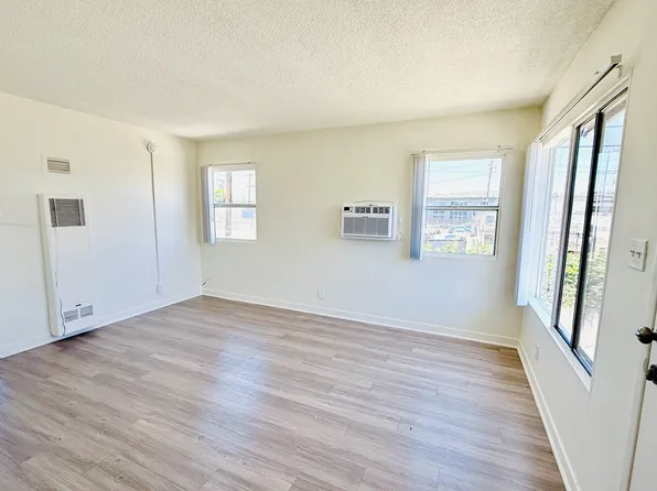 13635 Runnymede St #8, Van Nuys, CA 91405