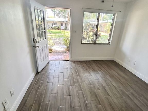 4th image of 317 E Monument Ave #11