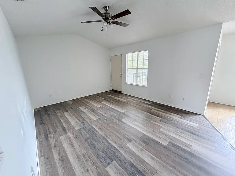110 Summerchase Rd #5 — Photo 2