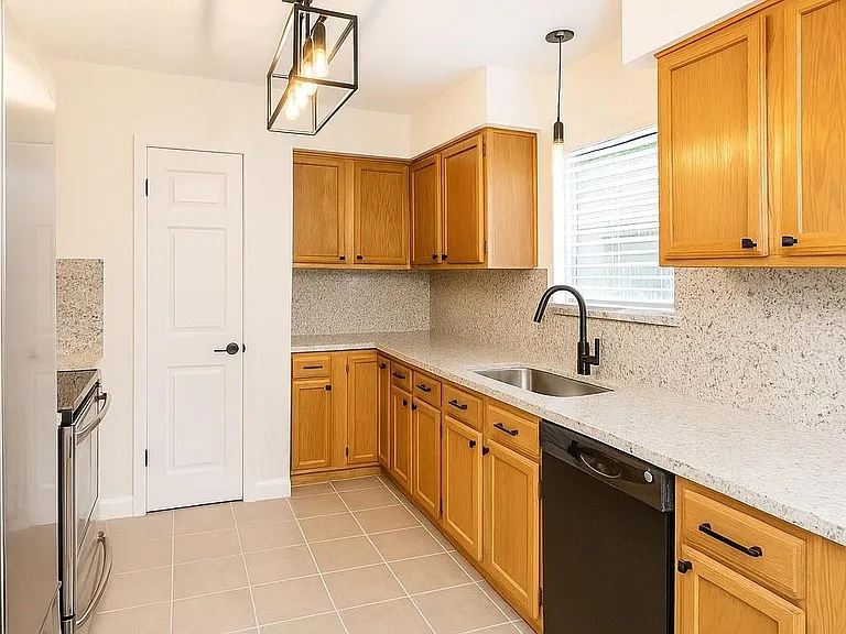 2827 Woodhall Ct — Photo 3