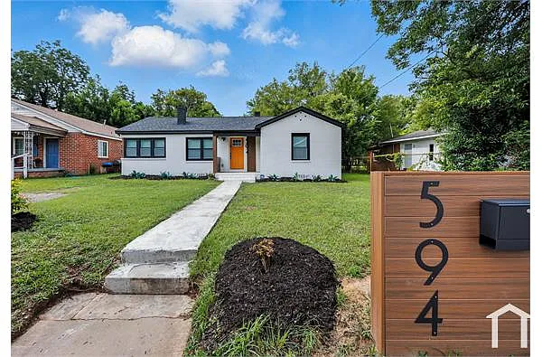 594 Robert Henry St photo 1