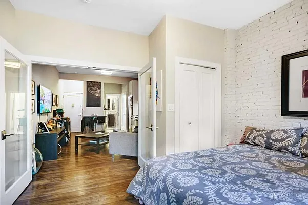 Rented by Anchor Associates | media 18