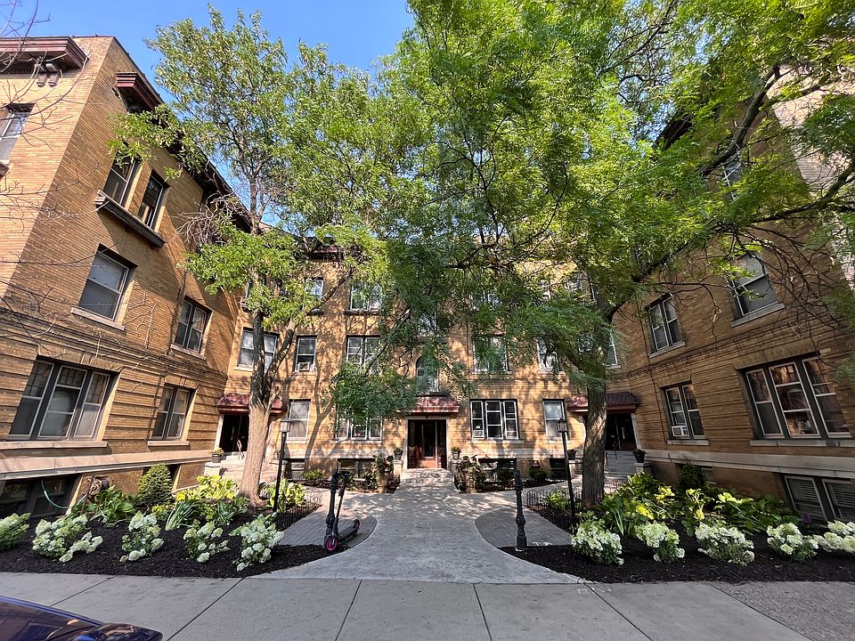 1st image of 818 Franklin Ave W #15