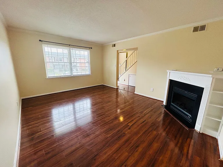 4725 Tower Rd — Photo 6