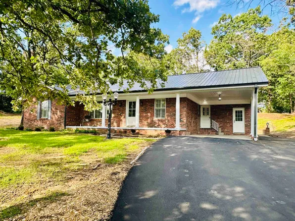 1277 Country Club Ln, Selmer, TN 38375