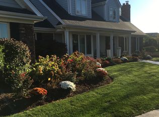 8 Lake Ridge Ct, Burr Ridge, IL 60527