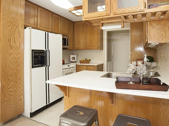 5th image of 2224 Saint Claire Ct
