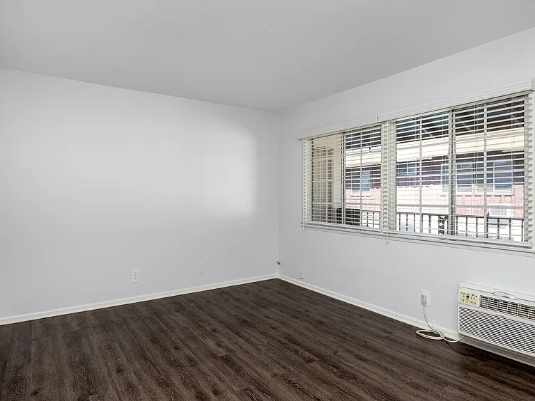Verdugo Plaza Apartments — Photo 5