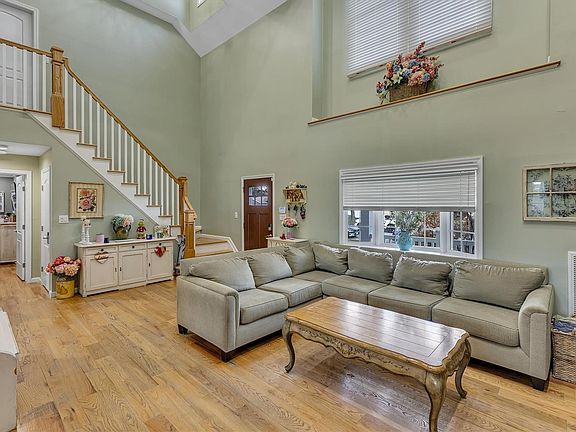 4th image of 75 Kenwood Dr