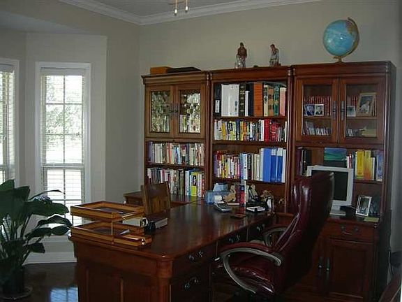 5th image of 105 Summerview Dr