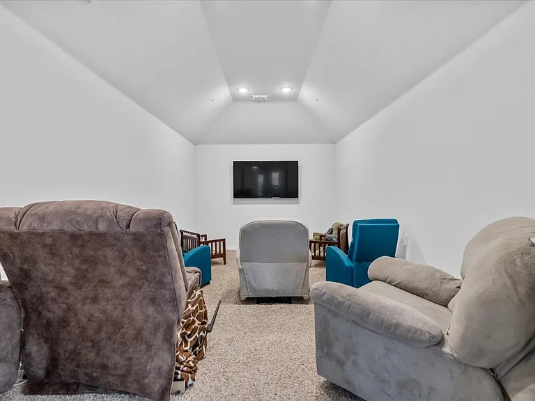 2760 Richard St — Photo 23