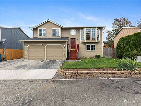 2nd image of 16925 Chinook Lane SE