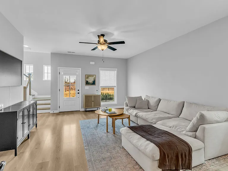 426 Kinnard Dr — Photo 2